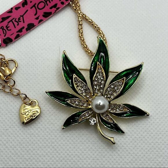 NECKLACE! Betsey Johnson Green Leaf with Pearl Festive and Fun BNWT - Picture 3 of 6
